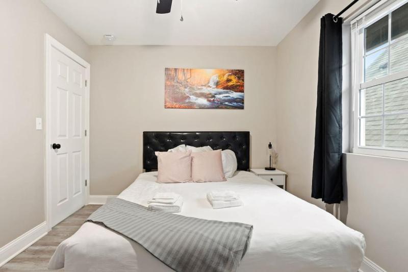 Chic Boho Retreat Near Downtown - image 44