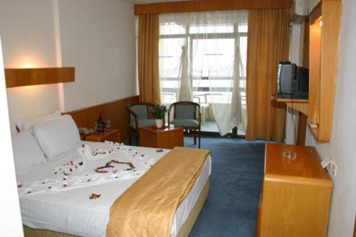 Double or Twin Room with Land View image 1