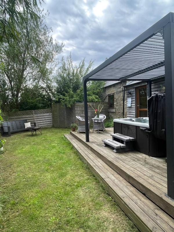 Country cottage hot tub with gazebo peaceful - image 3