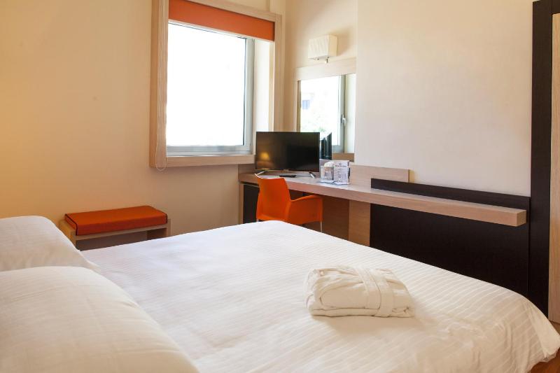 Standard Double Room image 4