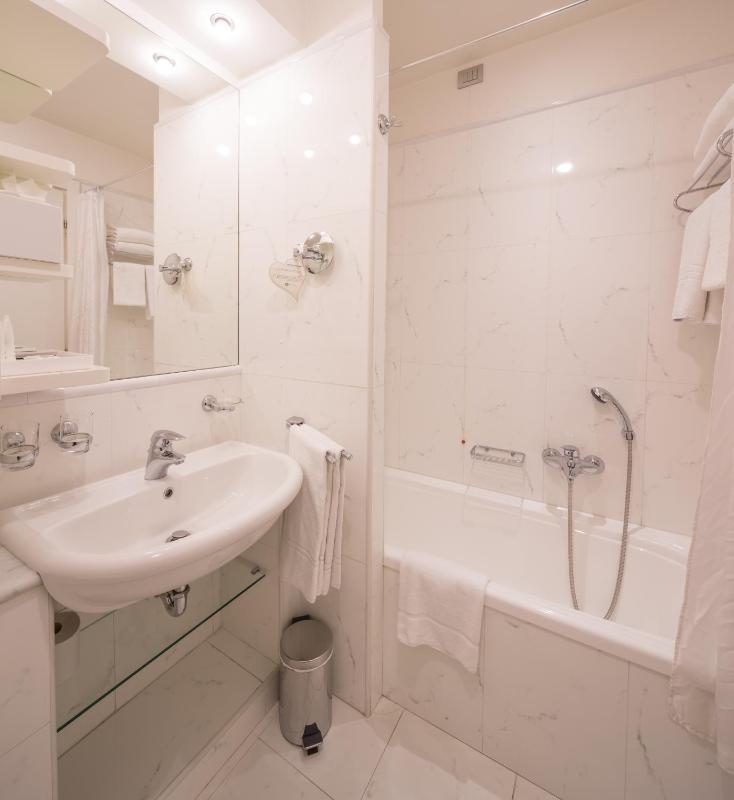 Double Room with Balcony image 3
