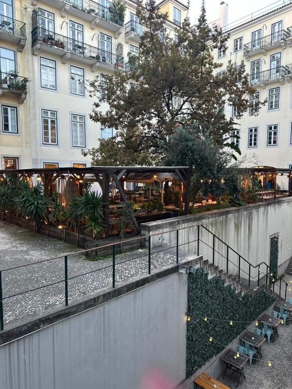 Stylish Central Lisbon 5BR Apartment wAC - image 9