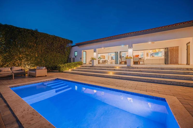 2-min to Beach Spacious and Modern brand new - image 1