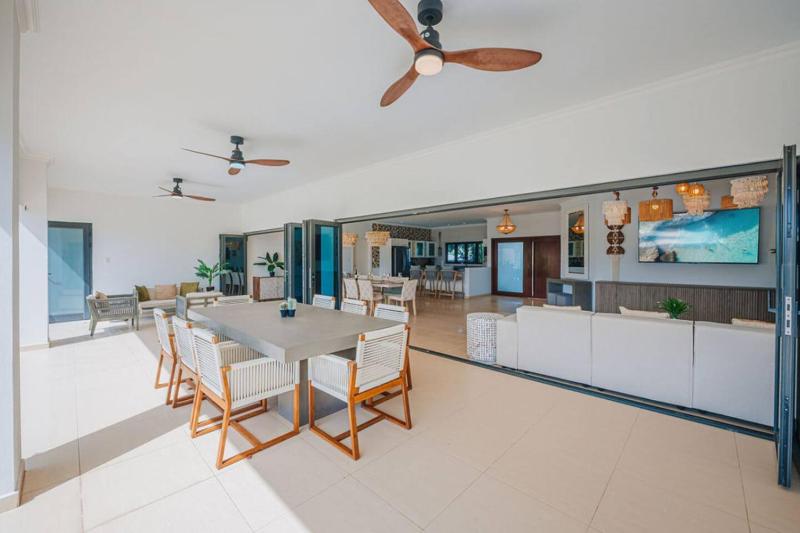 2-min to Beach Spacious and Modern brand new - image 6