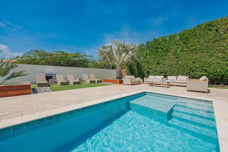 2-min to Beach Spacious and Modern brand new - image 13