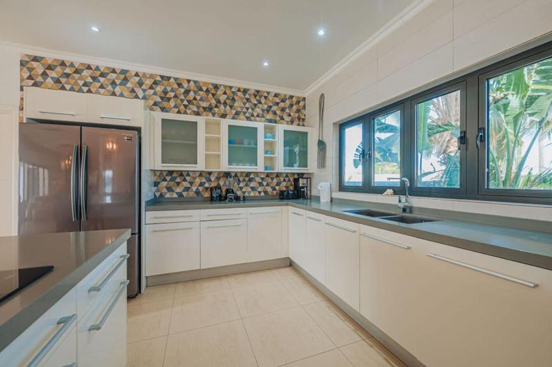 2-min to Beach Spacious and Modern brand new - image 16