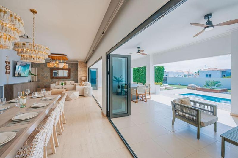 2-min to Beach Spacious and Modern brand new - image 3