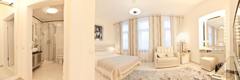 Economy Double Room image 2