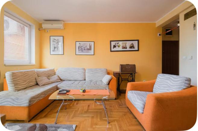 Warm and comfortable two rooms flat - image 1