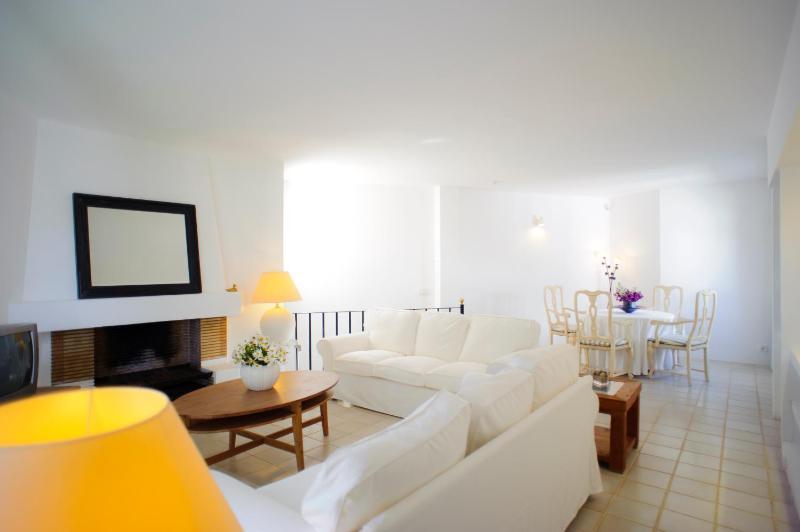 Six-Bedroom House image 2