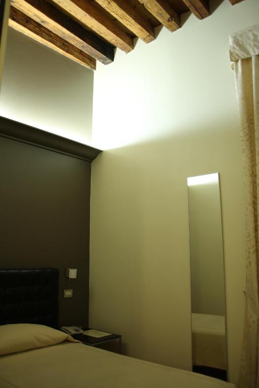 Single Room image 4