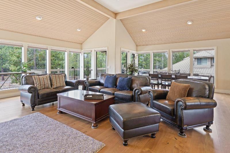 Elegant Family Retreat with Hot Tub - image 19
