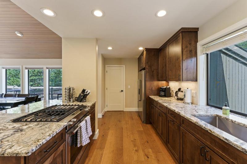 Elegant Family Retreat with Hot Tub - image 46