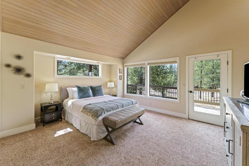 Elegant Family Retreat with Hot Tub - image 34