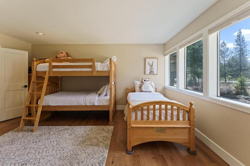 Elegant Family Retreat with Hot Tub - image 3
