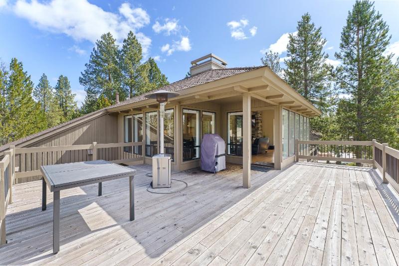 Elegant Family Retreat with Hot Tub - image 42