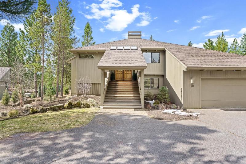 Elegant Family Retreat with Hot Tub - image 6