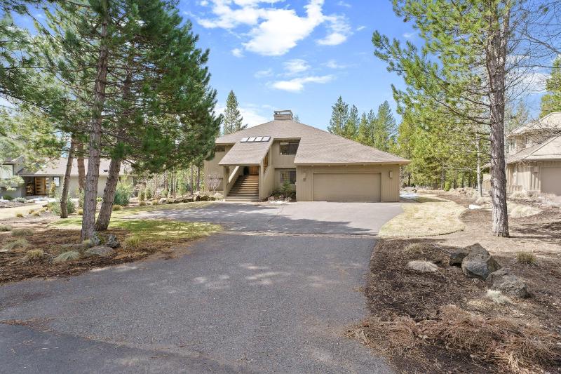 Elegant Family Retreat with Hot Tub - image 17