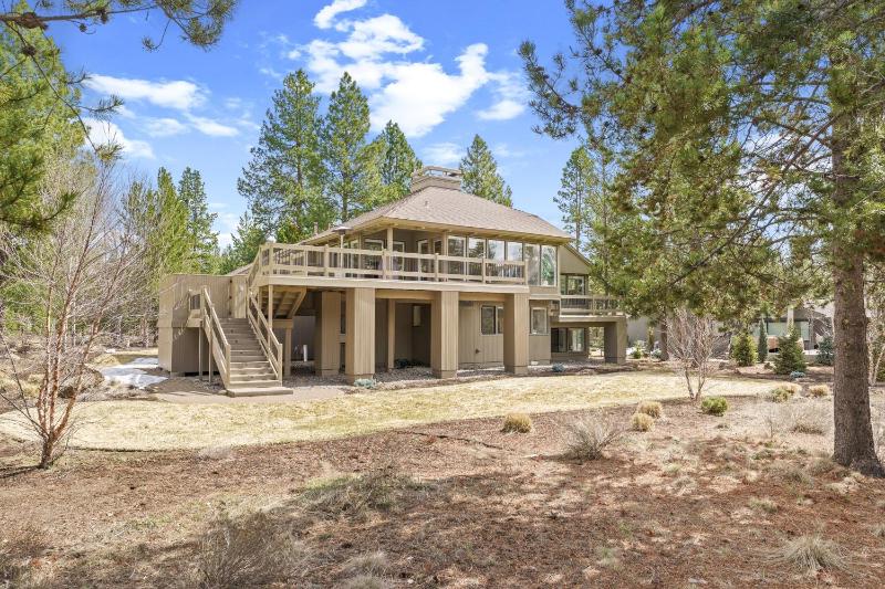 Elegant Family Retreat with Hot Tub - image 35