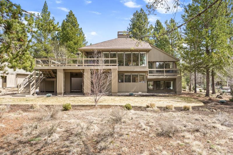Elegant Family Retreat with Hot Tub - image 32