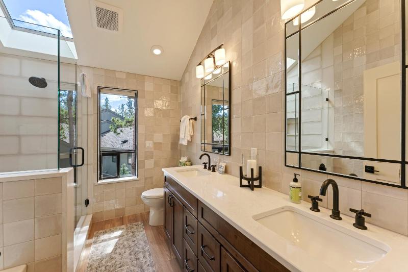 Elegant Family Retreat with Hot Tub - image 38