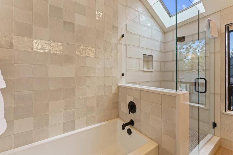 Elegant Family Retreat with Hot Tub - image 11