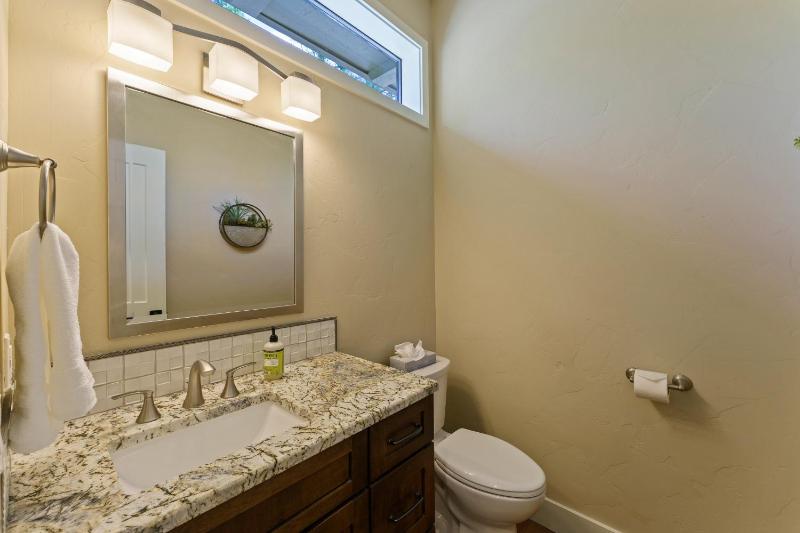 Elegant Family Retreat with Hot Tub - image 33