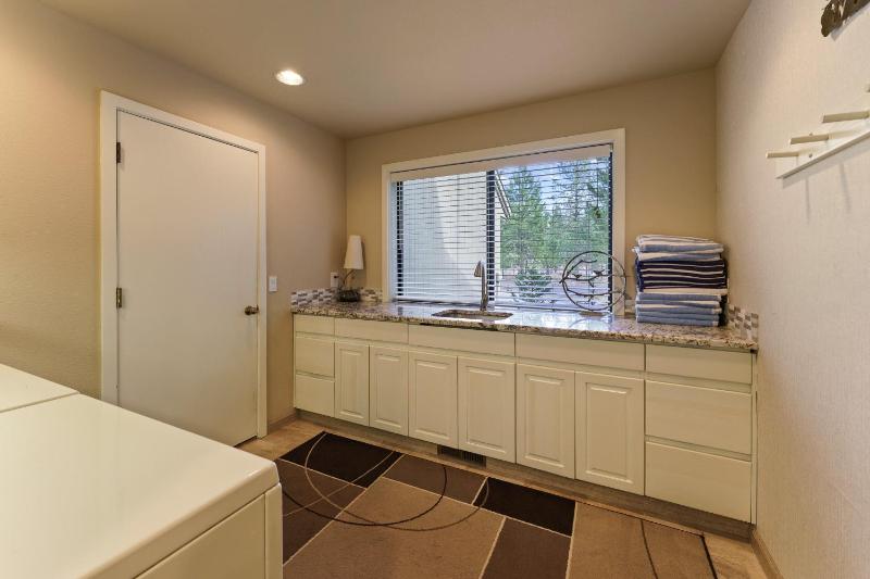 Elegant Family Retreat with Hot Tub - image 36