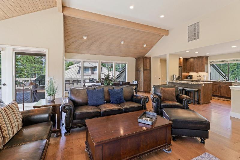 Elegant Family Retreat with Hot Tub - image 47