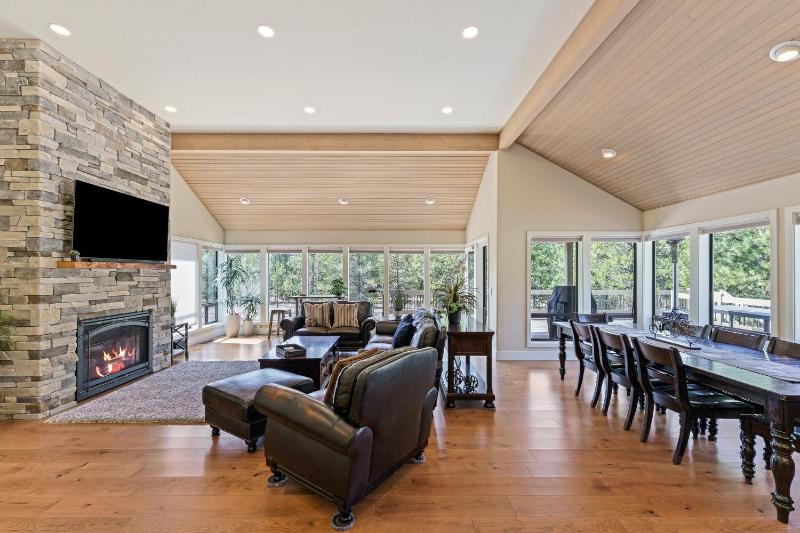 Elegant Family Retreat with Hot Tub - image 5