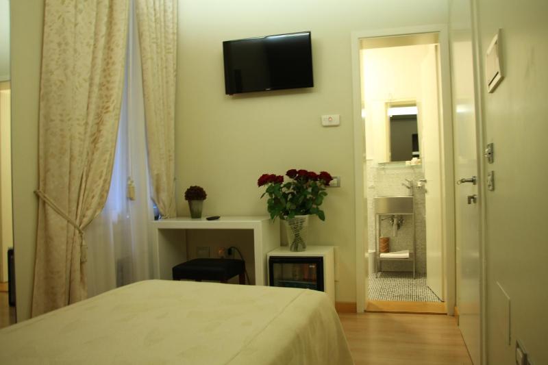 Single Room image 3