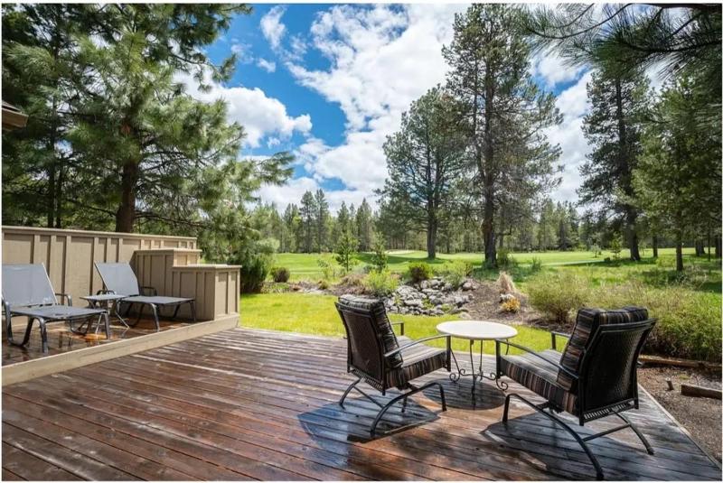 Hot Tub Home Near Golf and SHARC - image 1