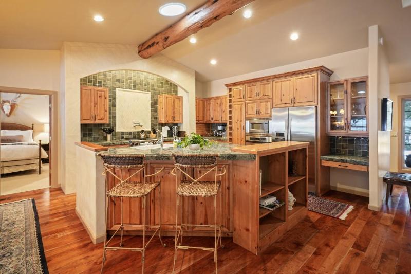 Hot Tub Home Near Golf and SHARC - image 41