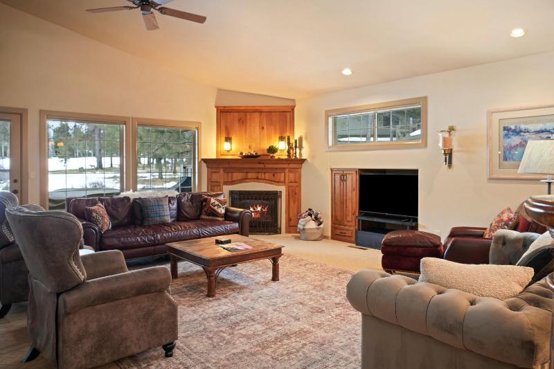Hot Tub Home Near Golf and SHARC - image 31