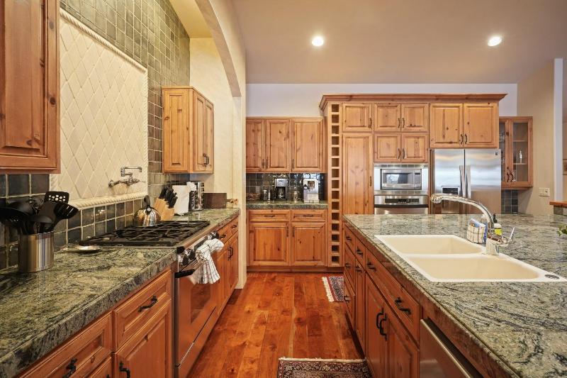 Hot Tub Home Near Golf and SHARC - image 16