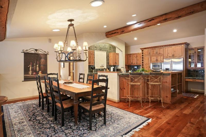Hot Tub Home Near Golf and SHARC - image 9