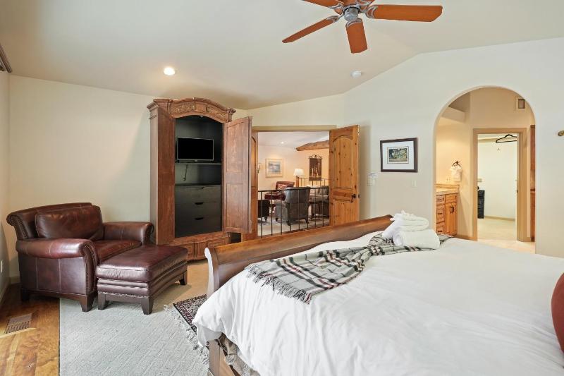 Hot Tub Home Near Golf and SHARC - image 3