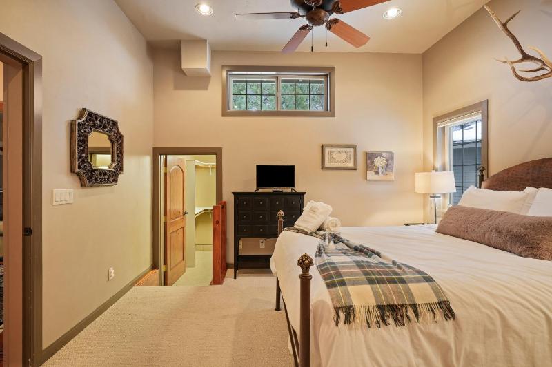 Hot Tub Home Near Golf and SHARC - image 37