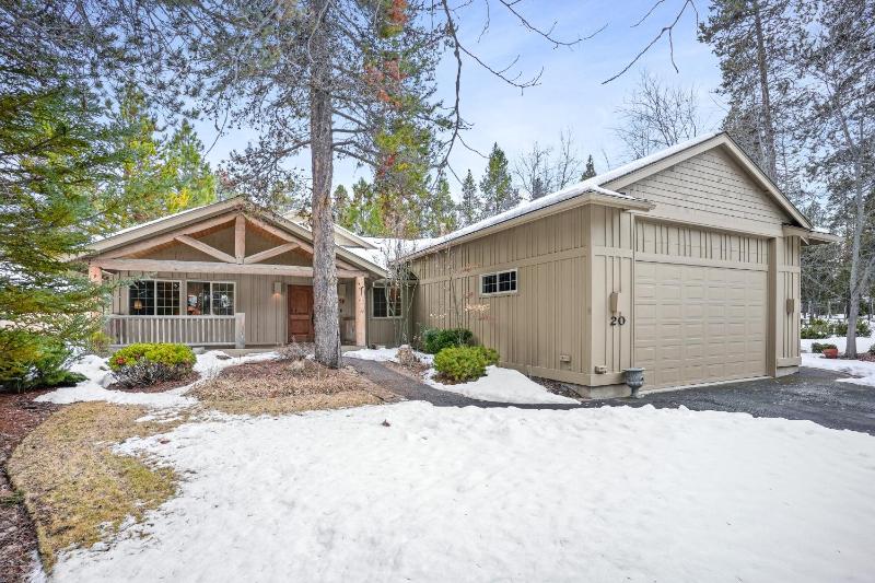 Hot Tub Home Near Golf and SHARC - image 14