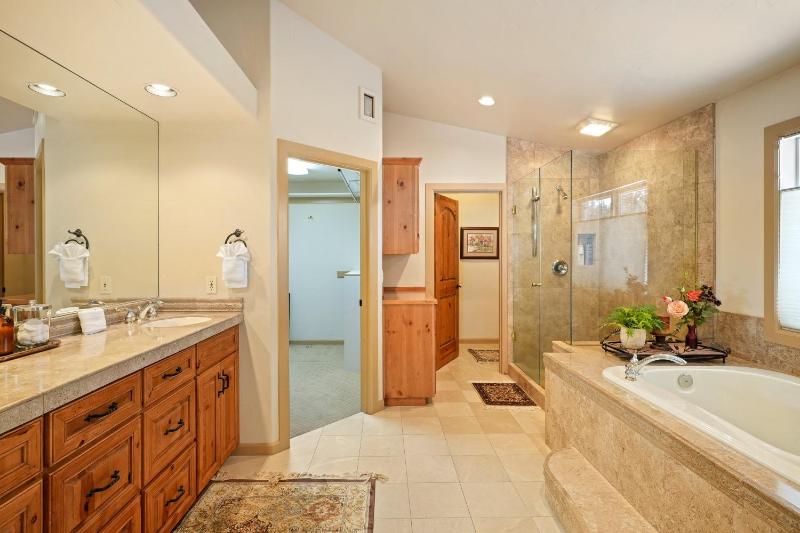 Hot Tub Home Near Golf and SHARC - image 44