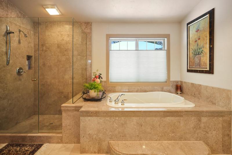 Hot Tub Home Near Golf and SHARC - image 40