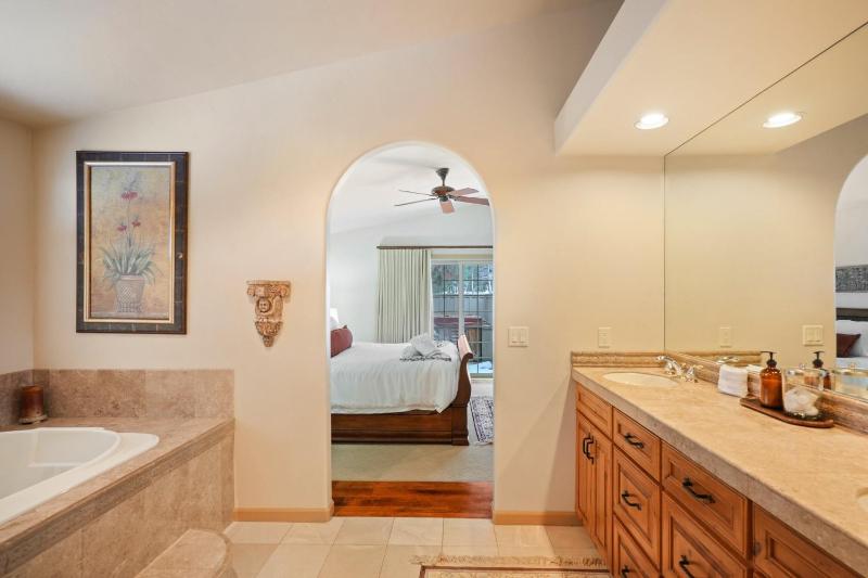 Hot Tub Home Near Golf and SHARC - image 11