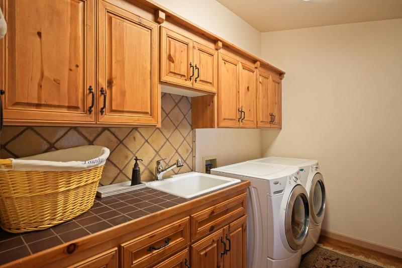 Hot Tub Home Near Golf and SHARC - image 13