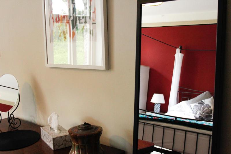 Standard King Room image 3
