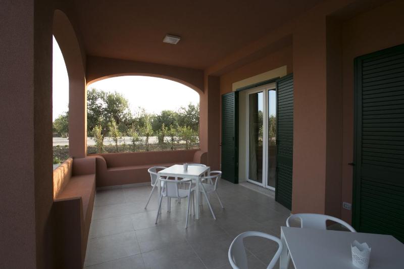Superior One-Bedroom Apartment with Patio image 2