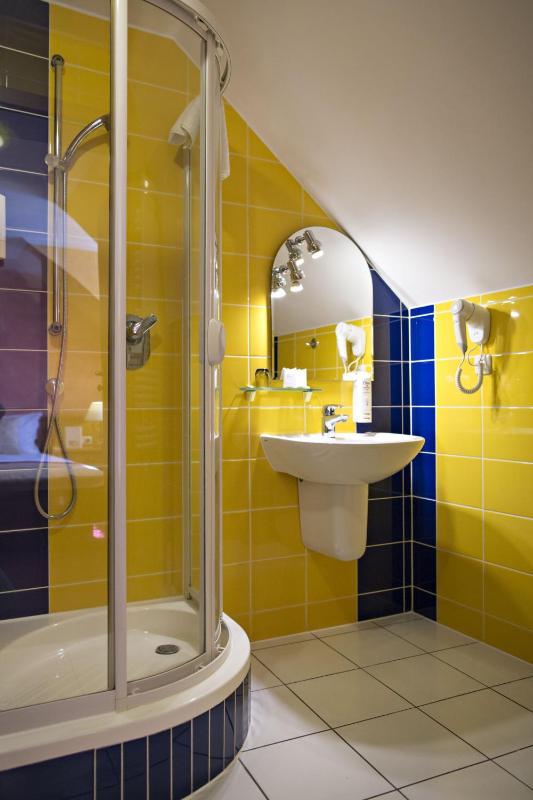 Standard Twin Room image 4