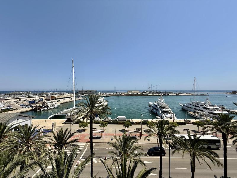 Apartamento en el Puerto con Parking - image 9