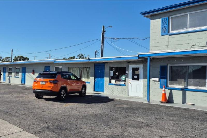 Base Motel By OYO South Tampa - image 1
