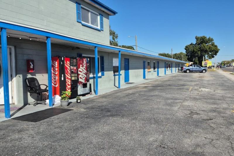 Base Motel By OYO South Tampa - image 7