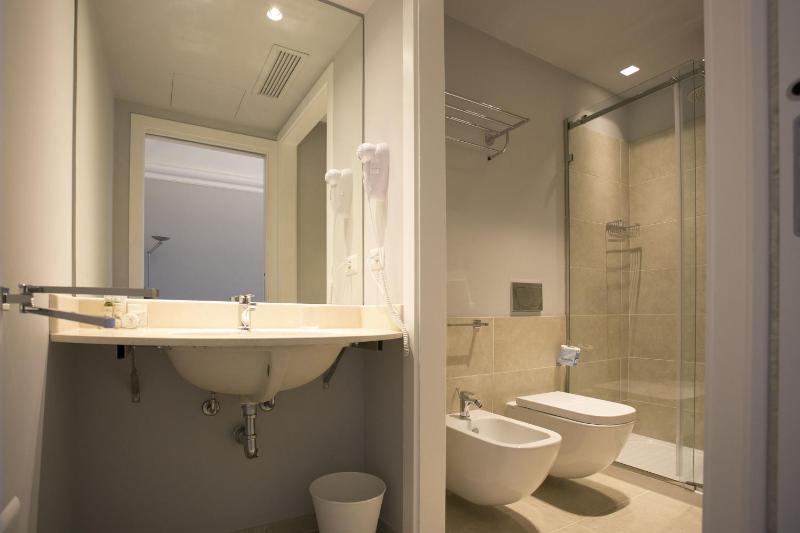 Deluxe One-Bedroom Apartment with Patio image 2